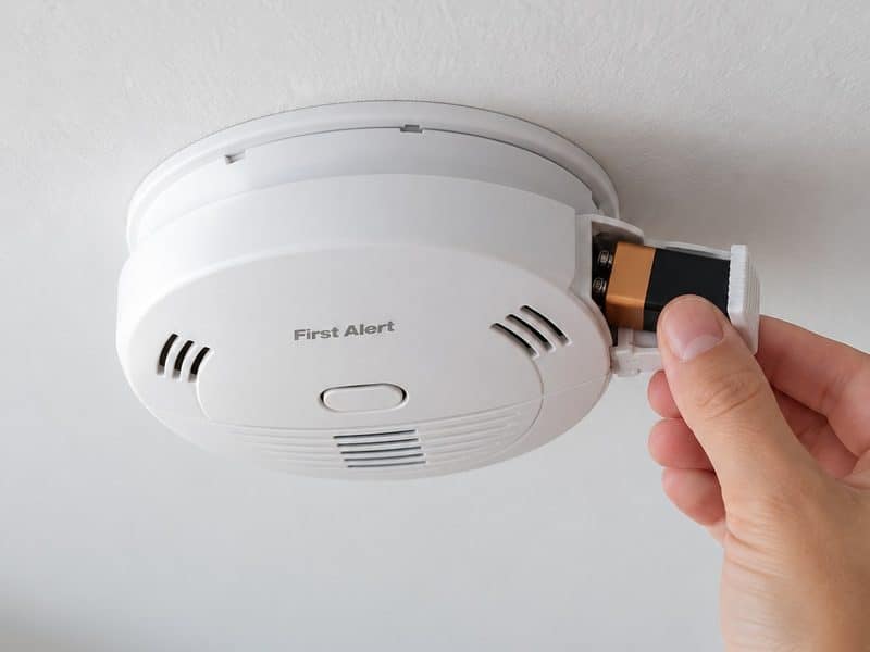 Changing a smoke detector battery